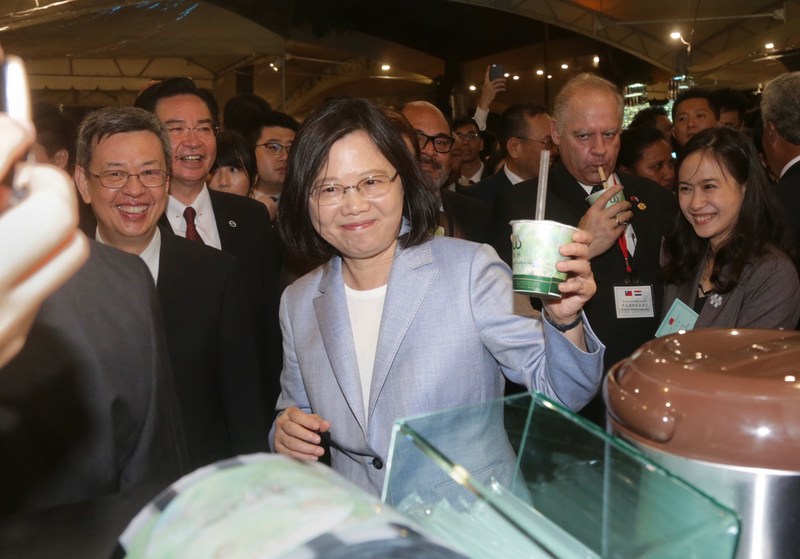 ▲外交部10日晚間在台北賓館舉辦中華民國106年國慶酒會，總統蔡英文（前中）、副總統陳建仁（前左）和與會外賓一起品嚐台灣小吃，蔡總統也當場喝起珍珠奶茶。中央社記者裴禛攝106年10月10日