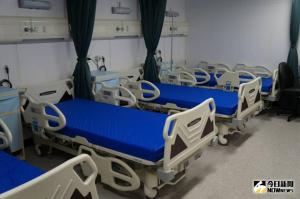 ▲海軍「磐石號」油彈補給艦上醫護室。（資料照／記者呂烱昌攝）