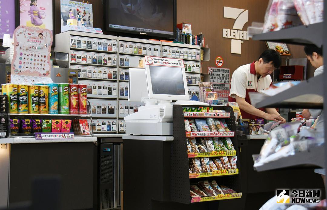 ▲公務員疑因不滿排隊結帳等太久，嗆超商店員「我留美博士」，卻被回嗆「我美國人」、「留美博士混吃等死」等語，惱羞提告。（示意圖／NOWnews資料照）