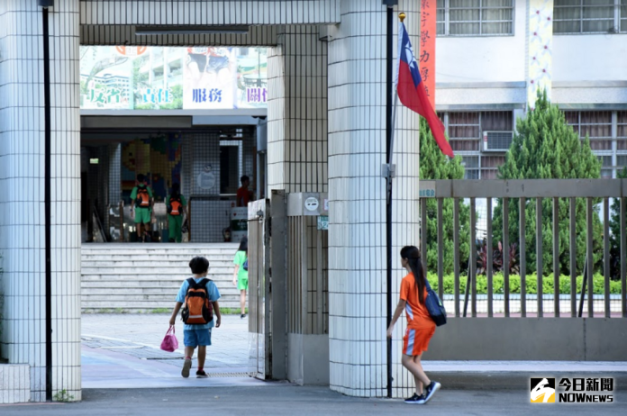▲台北市長柯文哲拍板定案，台北市中小學教室全面開冷氣上課，引發全國各地家長認為不公，要求比照跟進。行政院5日表示，很現實的問題在於「錢」。（圖／NOWnews資料照）