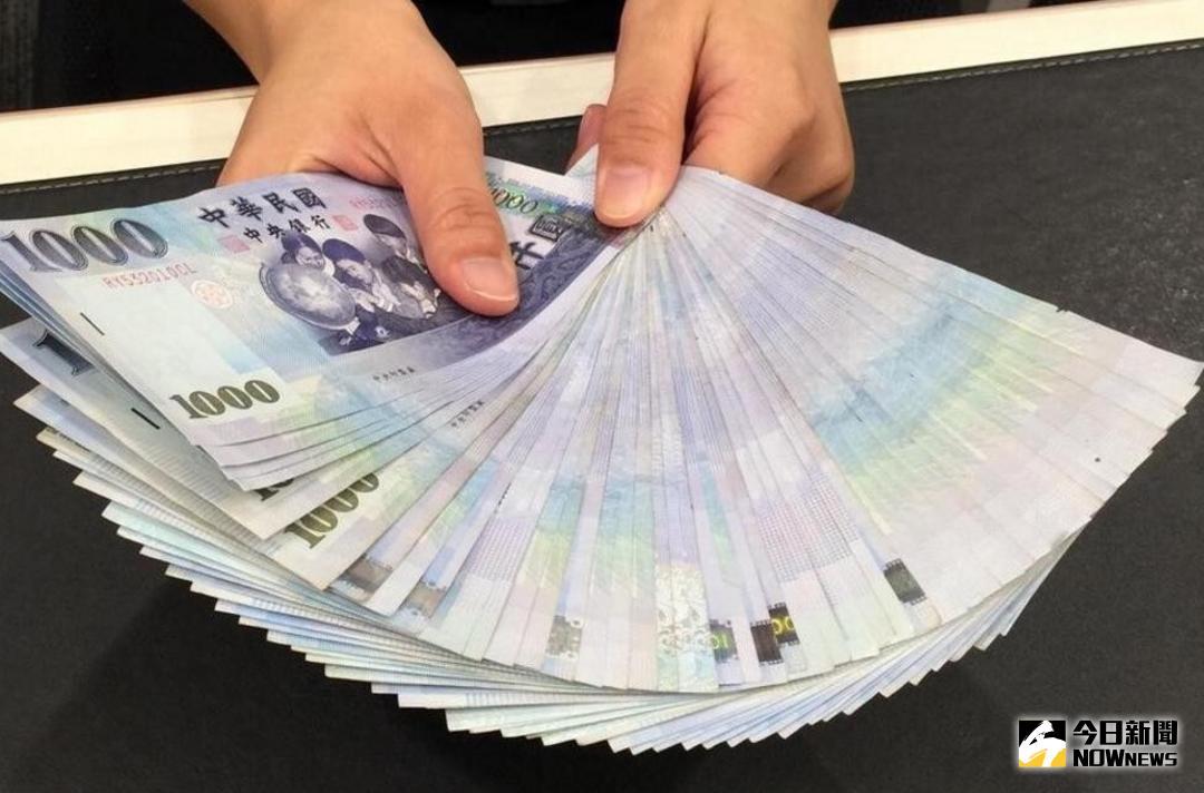 ▲強勢美元壓境，非美貨幣呈壓，再加上台股下挫，使新台幣對美元匯率今日開盤便跌破32元大關，開在32.01元，午盤暫收32.03元，貶3.5分。（圖／NOWnews資料照）