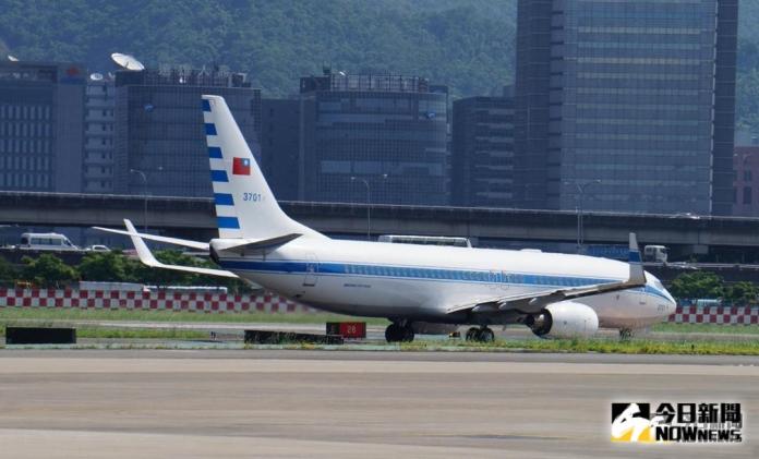 ▲空軍購入波音737-800作為行政專機，這架俗稱「空軍一號」總統行政專機平時停放於松山機場內的空軍指揮部內。（圖／記者呂炯昌攝 )