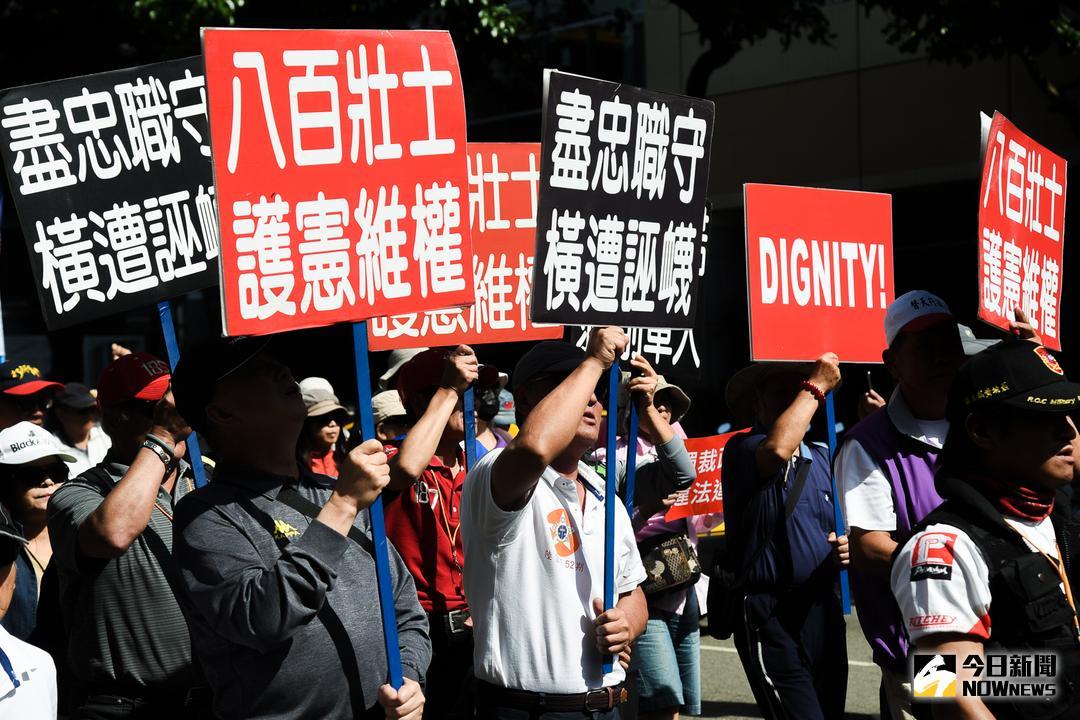 ▲反軍改團體「八百壯士」到司法院聲請釋憲。（資料照／記者陳明安攝）