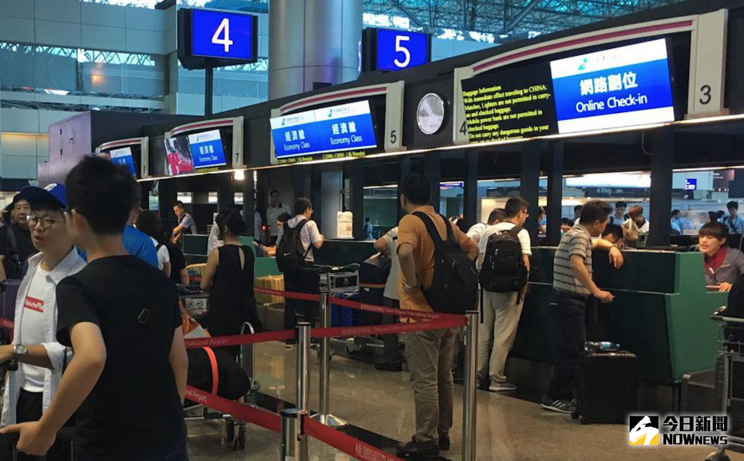 ▲根據全球旅遊意向調查 \\(台灣地區調查報告）發現，台灣民眾到海外旅遊時，網路使用黏著度高達97%，高於亞太地區及全球平均數據，而最常購買當地手機SIM卡上網。（圖／NOWnews資料圖片）