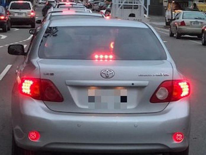 ▲汽車遭檢舉違規改裝，最多的是後方反光片改裝燈光。（圖／豐原監理站提供2018.6.1）