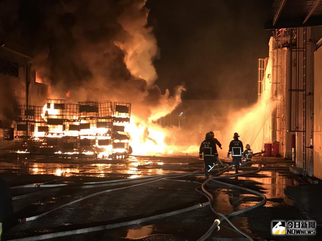 ▲伸港鄉英全化工全興廠發生大火，火勢相當大，且不時傳出爆炸聲，濃煙沖天，現場高溫難以靠近，消防員在廠房四周噴灑水柱降溫。（圖／消防局提供，2018.06.1）