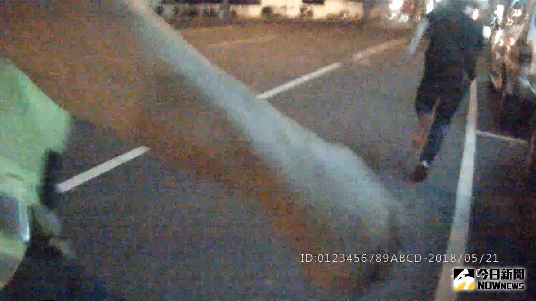 ▲第三分局警方緊追陳姓詐騙車手身後，追捕近百米後將他壓制逮捕（圖／記者鄧力軍翻攝 , 2018.06.01\\)