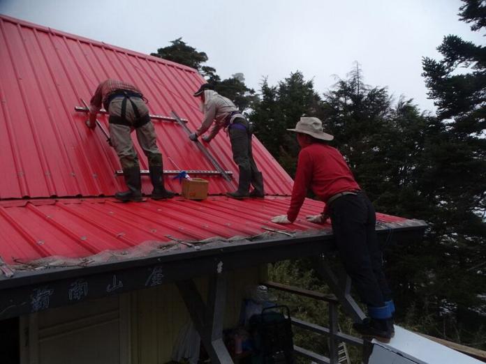 ▲保育志工在霸南山屋的屋頂架設太陽能板。（圖／雪霸國家公園管理處提供2018.6.1）