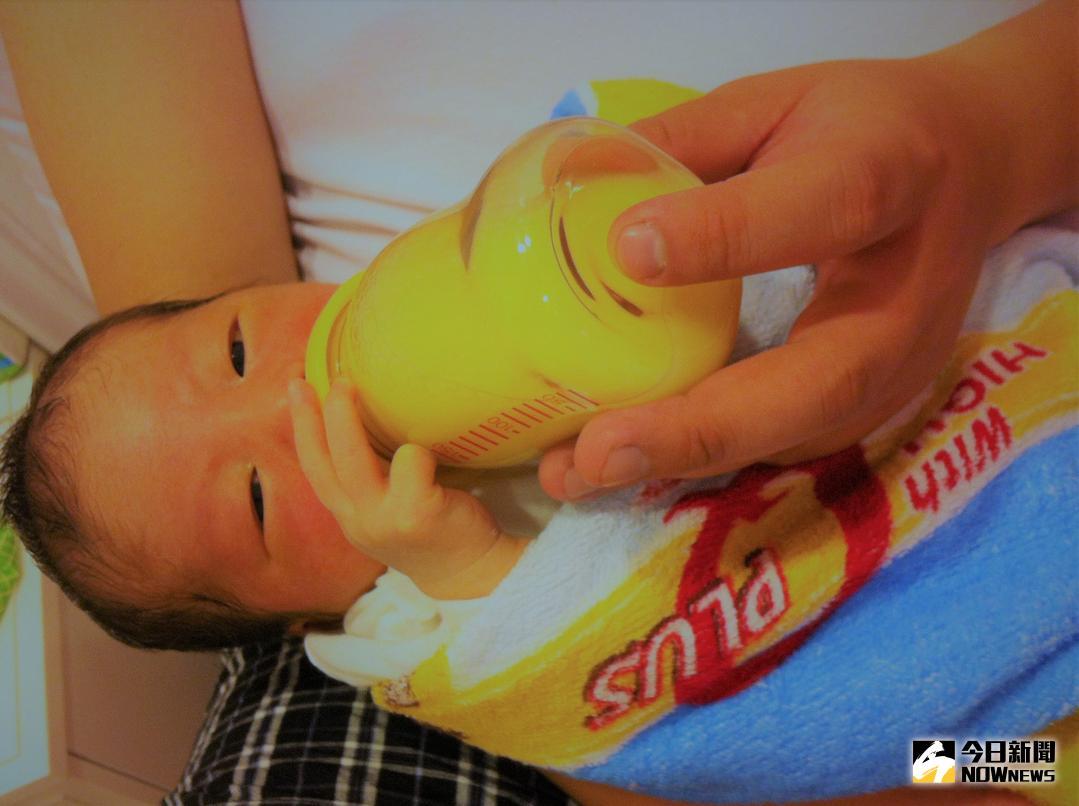 ▲一般新生兒順利進食示意圖。（圖／記者陳雅芳攝，2018.06.1）