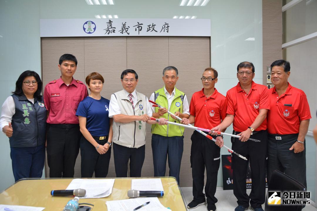 ▲警消人員將捕蛇器委由市長轉交予義消人員，象徵移交捕蜂捉蛇業務。（圖／記者郭政隆攝影2018.6.1）