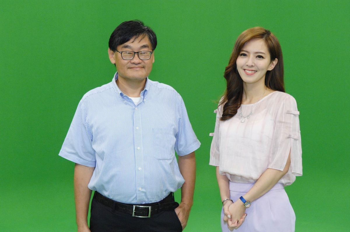 ▲房業涵（右）報新聞，自爆冷到腳抖。（圖／華視提供 , 2018.6.1）