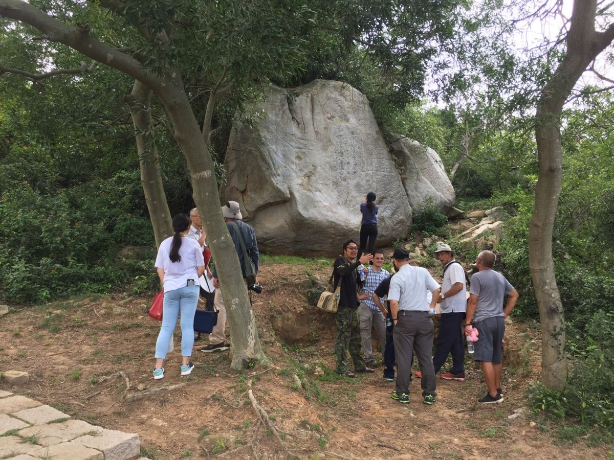 ▲蔡厝古道上的「元碑」風化嚴重，碑文已日漸模糊， 金管處日前與地方文史工作者及金門縣文化局前往現勘。（圖／金門國家公園管理處提供 , 2018.06.01\\)