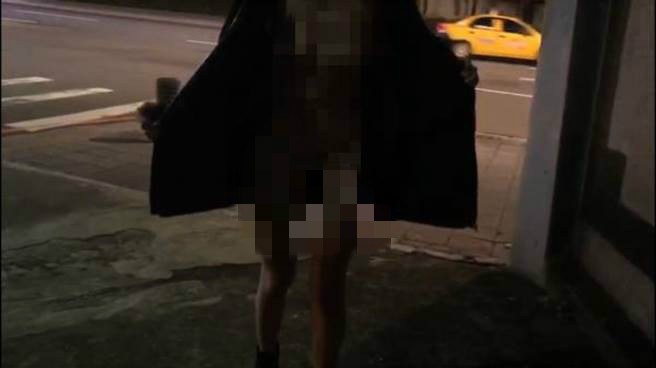 ▲日前在網路上瘋傳一段裸拍影片，女子出現在鏡頭前拉開風衣，卻見裡面一絲不掛、三點全露。（圖／翻攝自 YouTube ）