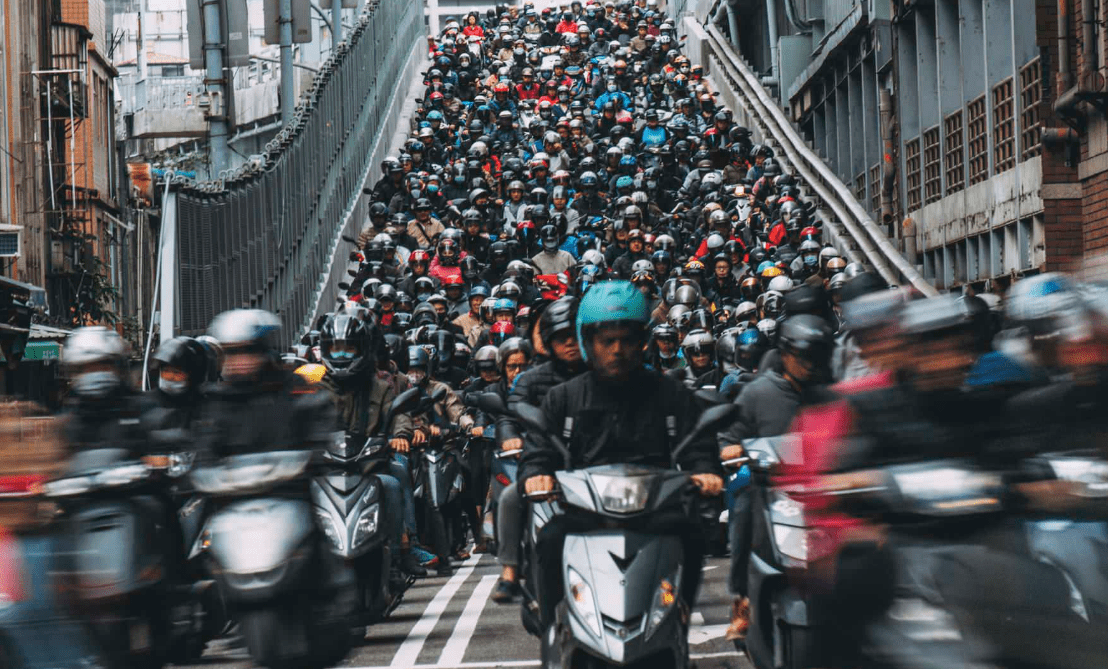 ▲2018年時，一張「台北橋機車瀑布」的照片，獲選為《國家地理雜誌》「國家地理年度旅行攝影師大賽」作品而意外爆紅。（圖／國家地理網站）