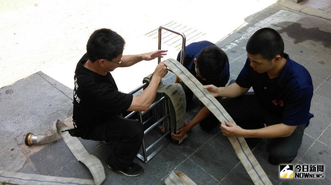 ▲窄巷消防水帶佈線推車，一次可完成6條水帶布置。（圖／金門消防局提供 , 2018.06.02\\)