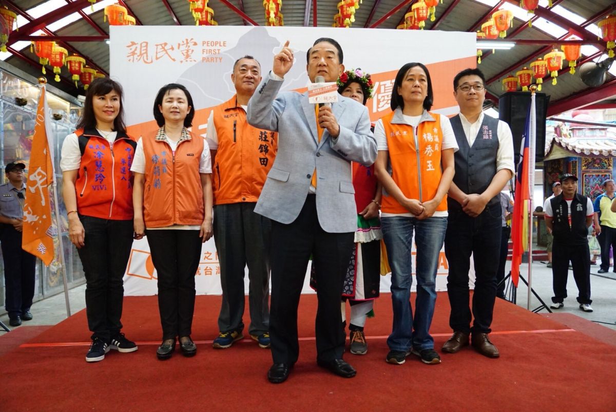 ▲親民黨主席宋楚瑜前往基隆市新豐街某土地公廟，幫黨內市議員參選人助選。（圖／親民黨提供）