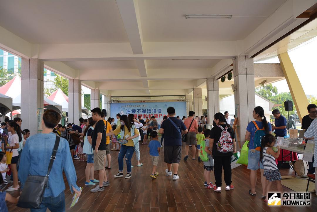 ▲嘉義文化局文化廣場辦理的「油煙不漏環境優，智慧賦稅超速Pay」宣導活動。（圖／記者郭政隆攝影2018.6.2）