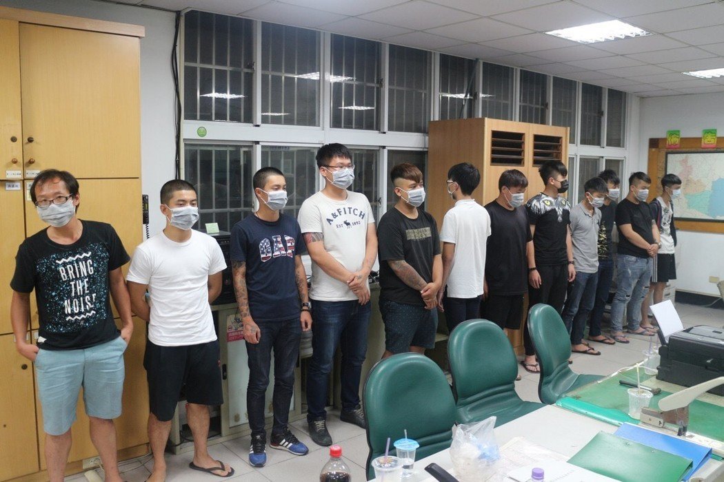 ▲案經警方專案小組漏夜調查，並將涉及兩案的主要犯嫌一共 21 人拘捕到案。（圖／警方提供 , 2018.6.3）