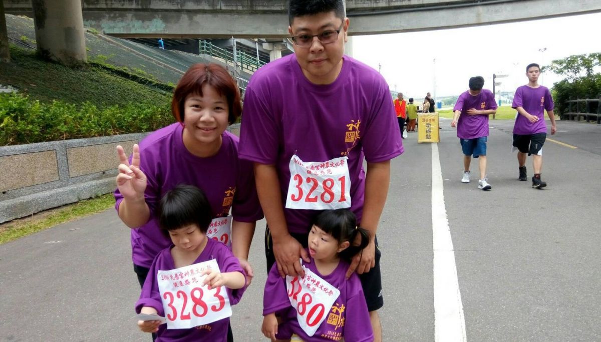 ▲新北市三重區先嗇宮神農文化祭路跑活動，慢飛天使編號3283的婷婷在父母的陪伴下，一步一腳印走完3公里路跑、順利完賽。（圖／新北市社會局提供）