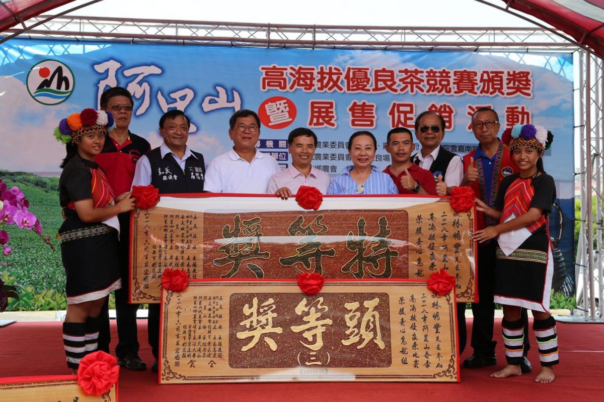 ▲2018春季優良茶競賽「青心烏龍組」特等獎由林明豐獲得。（圖／嘉義縣政府提供 , 2018.06.03）