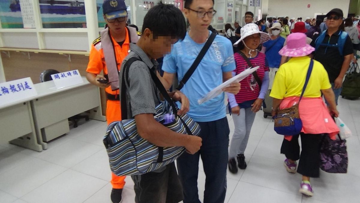 ▲海巡署第四岸巡隊布袋商港安檢所執行安檢勤務時，發覺連男是經嘉義地檢署發佈在案的通緝犯。（圖／海巡署提供 , 2018.06.03）