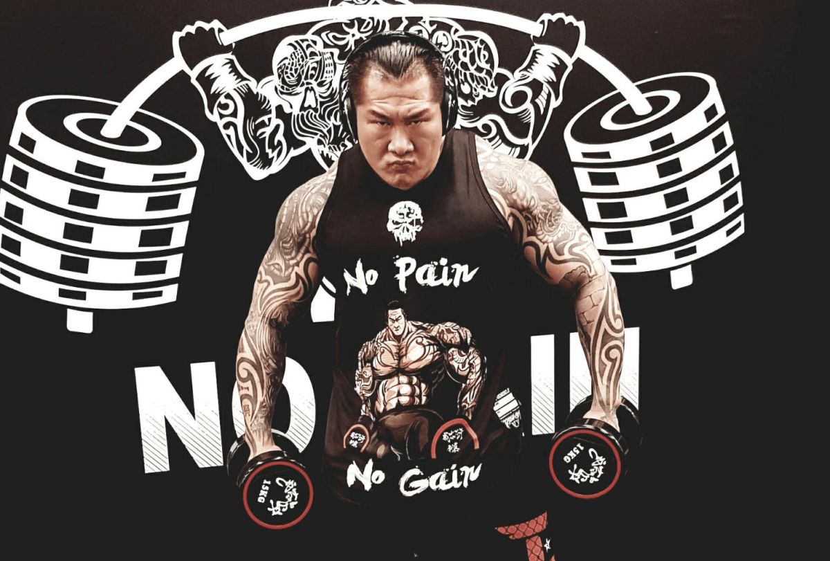 ▲網路紅人「館長」去年在直播中抽菸惹議，遭一名陳姓網友提告。經檢方偵查，認為館長罪證不足，處分不起訴。（圖／翻攝自飆捍臉書）