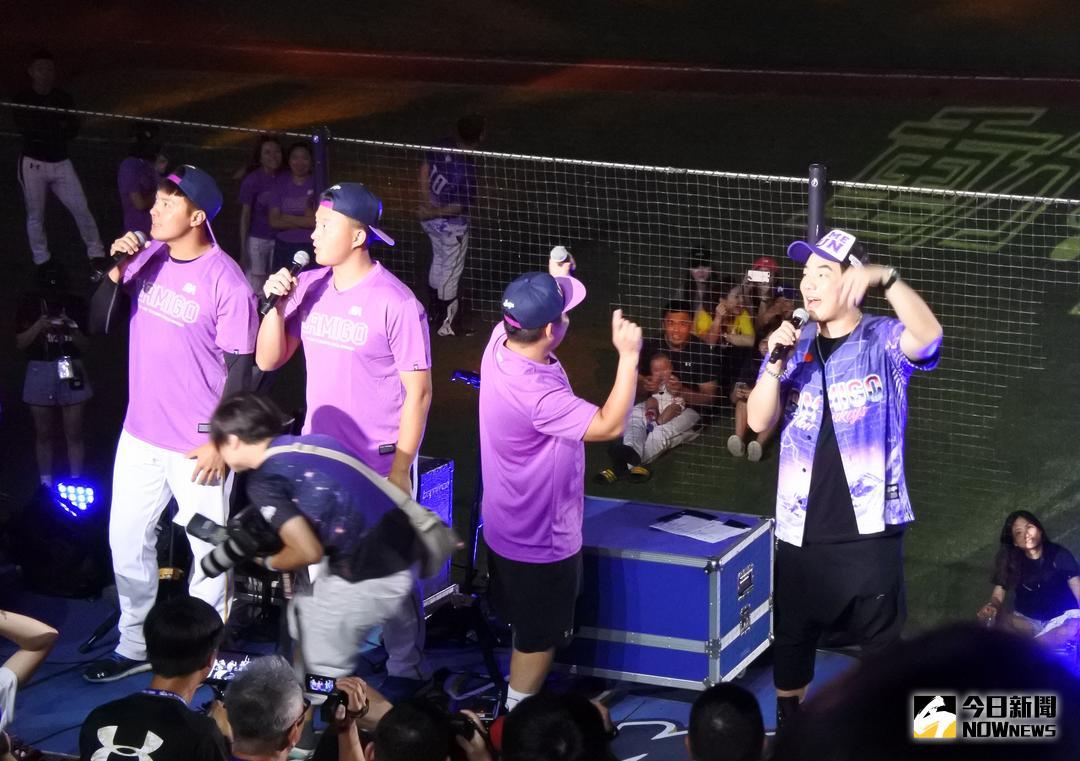▲任賢齊和Lamigo球員合唱（圖／劉祐廷攝 , 2018.06.03）