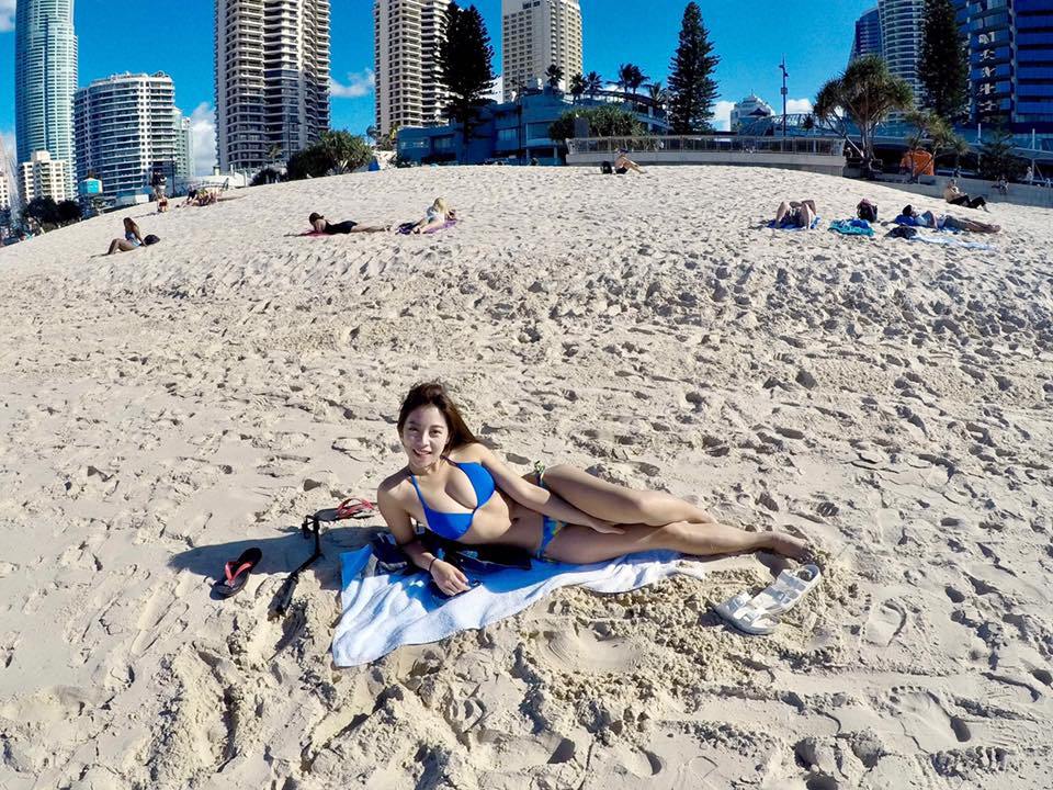 ▲「天菜美乳空姐」甜笑秀深 V ，網瘋喊：想搭飛機！（圖／取自古婉蓁臉書）