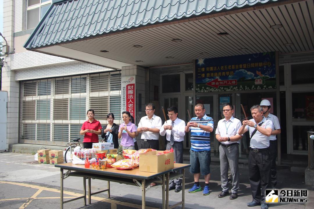 ▲鹿港老人文康中心進行耐震補強工程，鎮長黃振彥於開工現場進行傳統祭拜儀式，祈求工程進行平安順利。（圖／記者陳雅芳攝，2018.06.04）