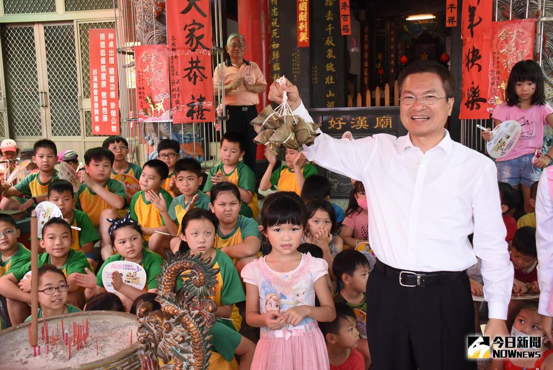 ▲芬園鄉社口社區發展協會舉辦端午包粽活動，社區民眾與學生非常踴躍參與，讓長輩發揮民俗手藝，提前感受佳節氣氛。（圖／記者陳雅芳攝，2018.06.04）