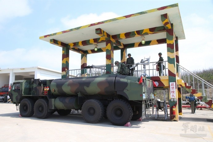 ▲ 為提供澎防部所屬單位油料補給，陸軍一支部補給油料庫依標準作業程序實施補油作業。（軍聞社記者蔡宗恆攝）