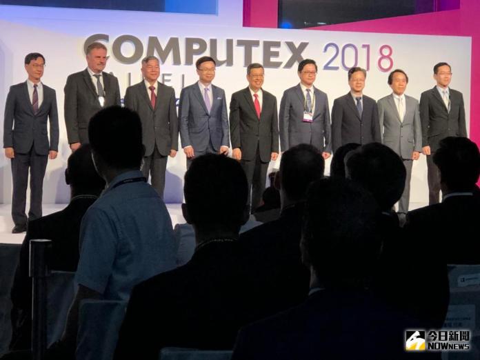 ▲COMPUTEX 2018今（5）日正式登場，外貿協會董事長黃志芳（左4）表示，COMPUTEX不僅是創造力與想像力發芽茁壯的地方，也是展現具體成果的重要平台。（圖／記者彭夢竺攝，2018.6.5）