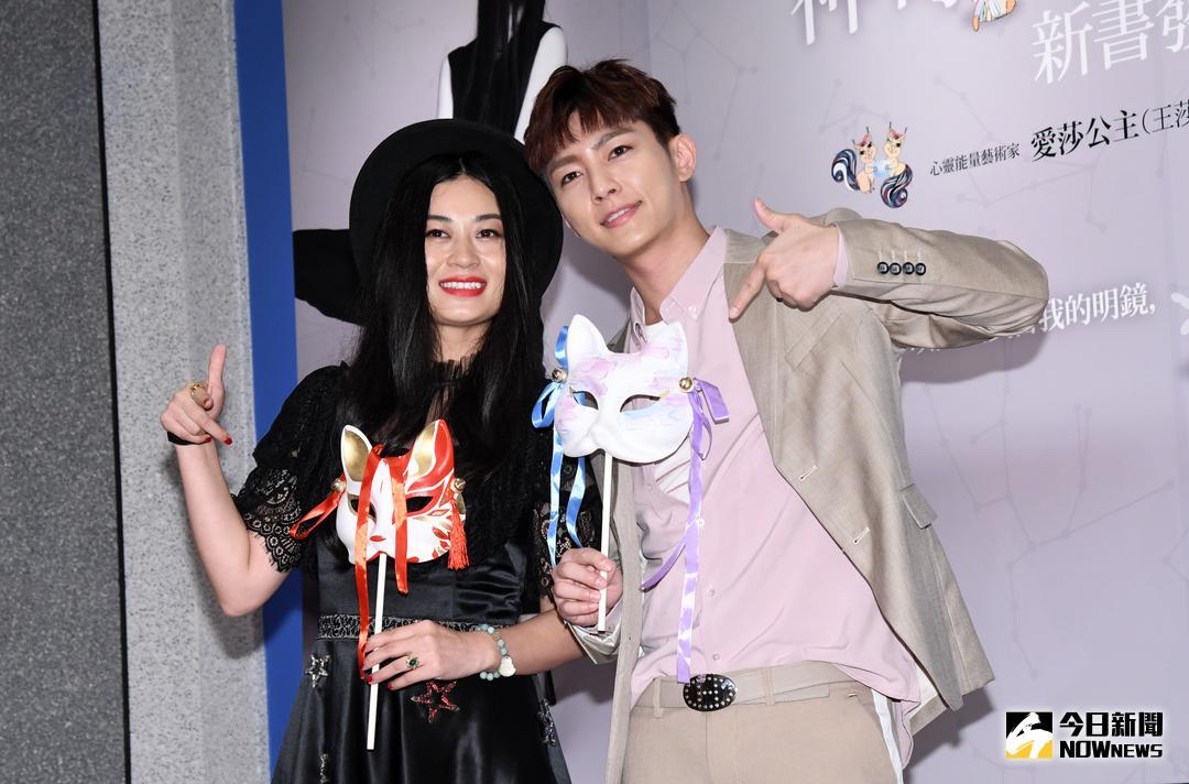 ▲愛莎公主（左）新書發布會，炎亞綸現身站台。（圖／記者林調遜攝，2018.6.5）