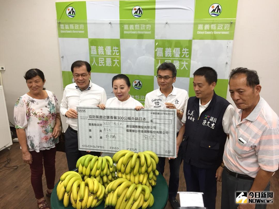 ▲嘉義縣府、會共同簽署挺蕉農。（圖／記者陳鐘聲攝, 2018.06.05）