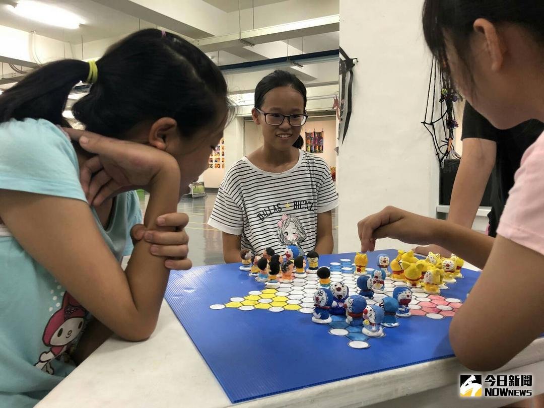 ▲西屯國小藝廊展場，展出主題「玩轉嬉屯」（圖／西屯國小提供 , 2018.6.5\\)