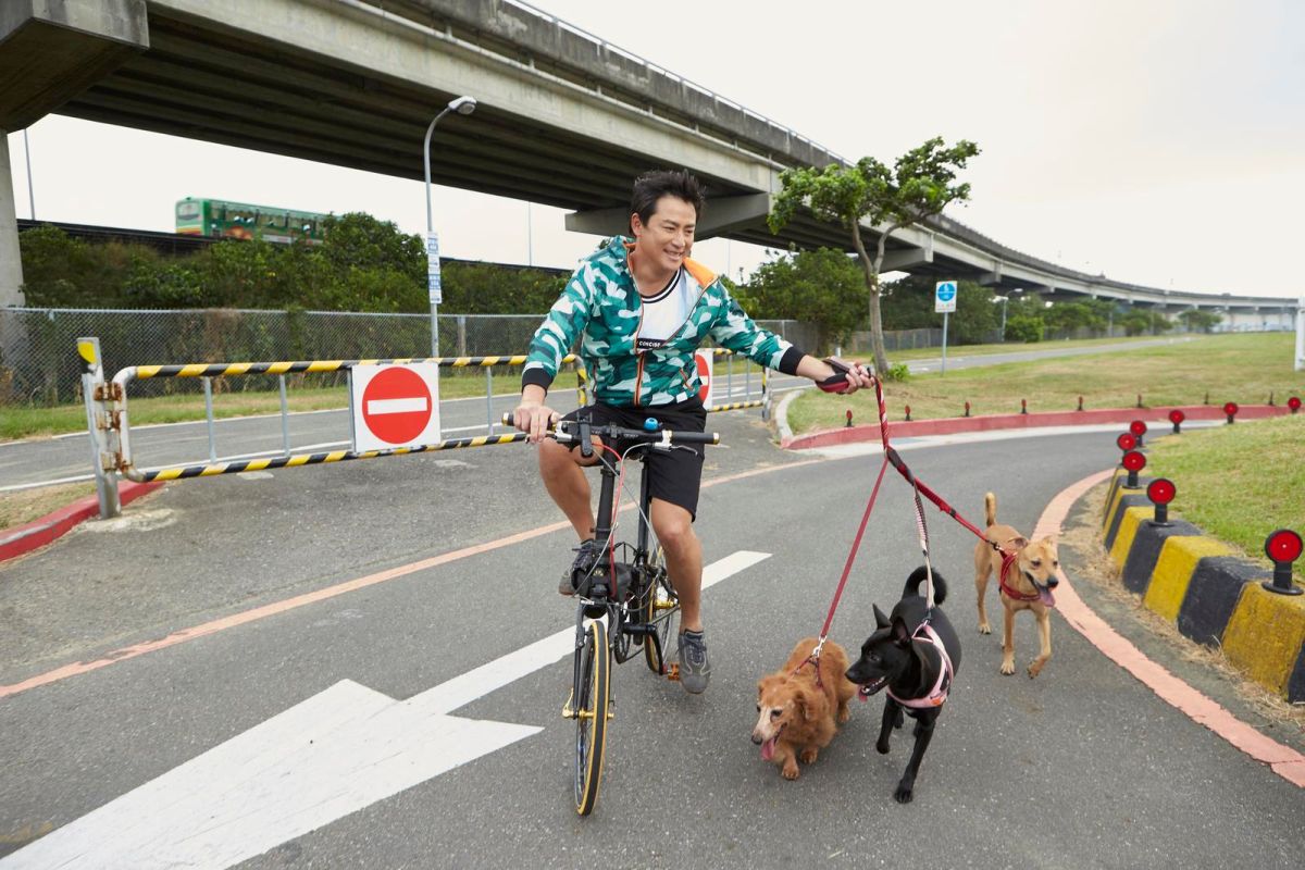 ▲江宏恩寵愛毛小孩。（圖／艾迪昇提供 , 2018.6.5）