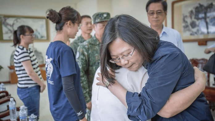 ▲F-16失事飛官吳彥霆的母親5日在花蓮空軍基地傷心抱著蔡英文總統痛哭說「我兒子是最棒的」。（圖／總統府提供  ）