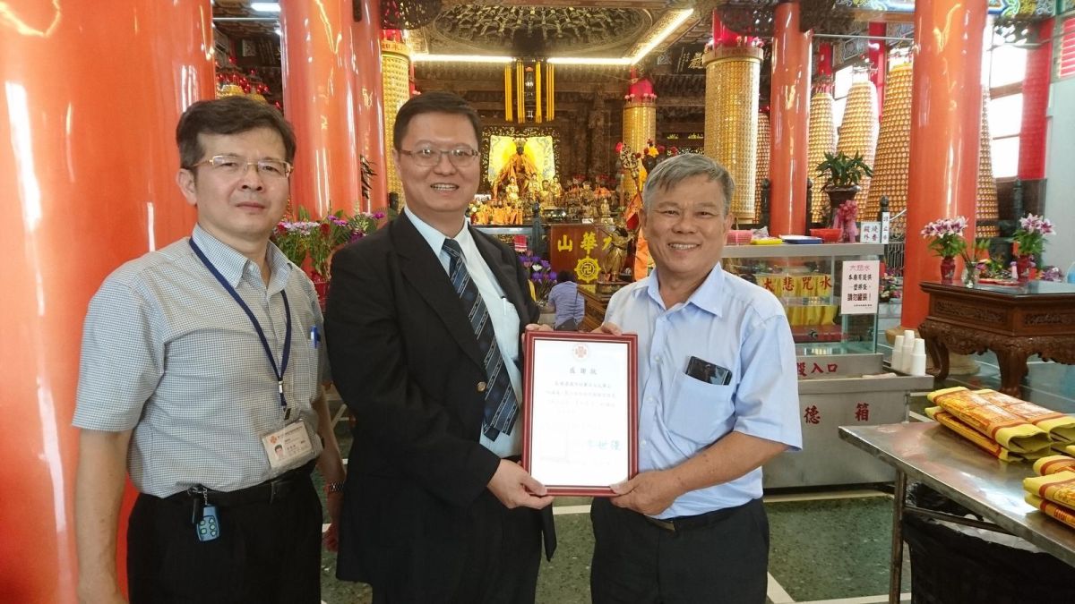 ▲黃敏偉副院長感謝黃俊森董事長\\(右\\)的抛磚引玉捐助。（圖／灣橋榮民分院提供, 2018.06.05）