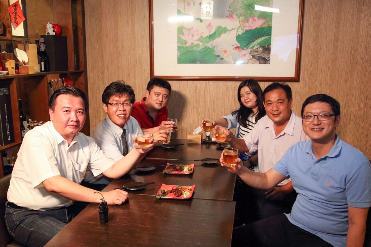 ▲許立明市長與美食評審團及經發局長舉杯邀請民眾來高雄品嚐下酒菜\\(左一許立明市長、左二周元培律師、左三李奇霖啤酒美食達人、右一經發局李怡德局長、右二阿机師總舖師、右三大胃米粒美食部落客\\)（圖／高市經發局提供,2018.06.05）