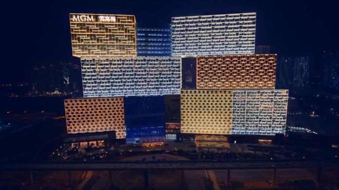 ▲今\\( 2018 \\)年初開幕的美獅美高梅 MGM Cotai ，建築外型就像珠寶盒一樣，酒店內還收藏超過 300 件藝術作品，說起來頭，各個令人咋舌。（圖／MGM Cotai）