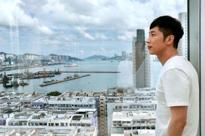 ▲馬浚偉於富薈馬頭圍酒店客房拍攝期間，欣賞房內景觀。（圖／公關照片）