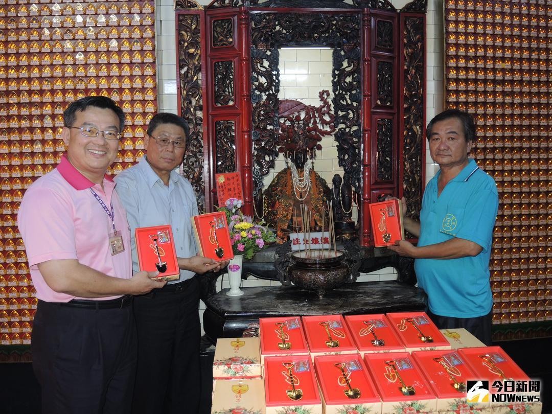 ▲田中鎮戶政事務所準備66組金鏟子送新婚或久婚不孕的夫妻，全部都經過乾德宮註生娘娘加持過，相當的有「神助」。（圖／記者陳雅芳攝，2018.06.06）