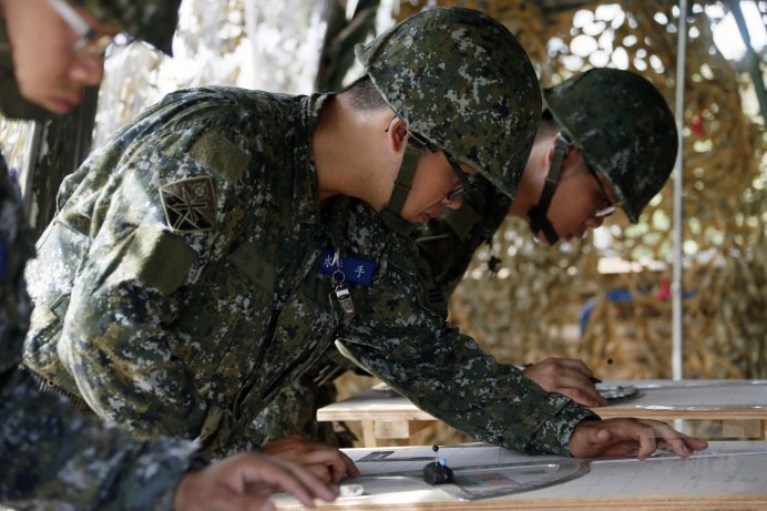 ▲ 砲兵部隊操演藉由聯合操作，精進聯合火協機制運作；圖為射擊指揮所官兵作業情形。（軍聞社記者卓以立攝）