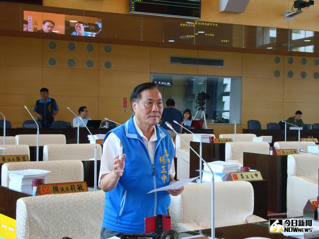 ▲議員楊正中指出，沒有寫申請書居然拿到鄰長送來的花博卡（圖／柳榮俊攝 , 2018.6.6\\)