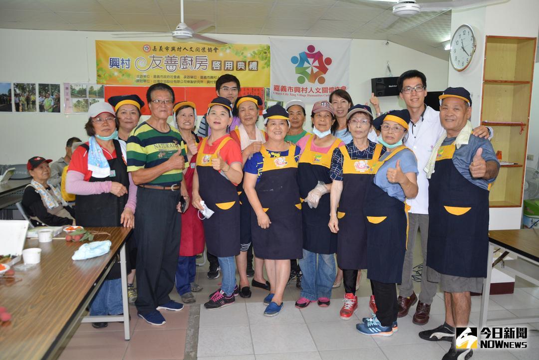 ▲為長者烹飪美味佳餚的興村里友善廚房志工群。（圖／記者郭政隆攝影2018.6.6）