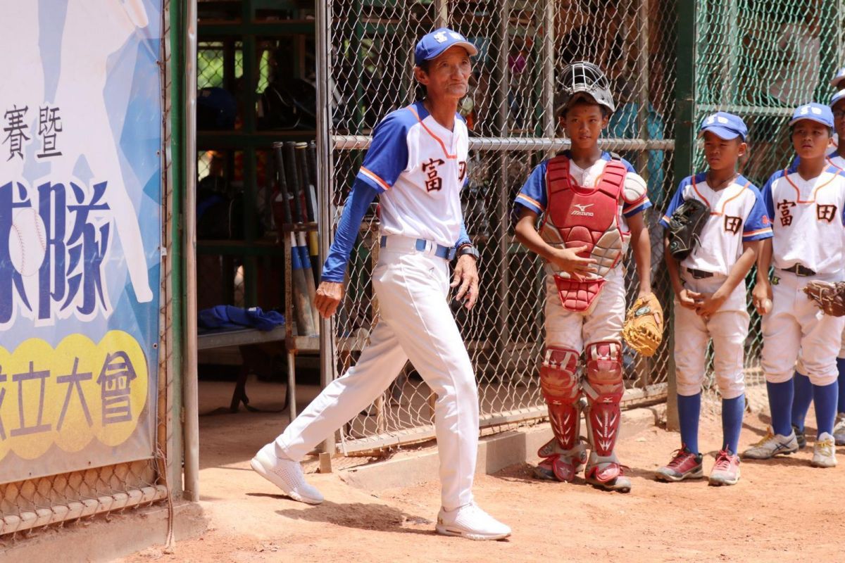 ▲王子燦和富田國小選手。（圖／學生棒聯提供）