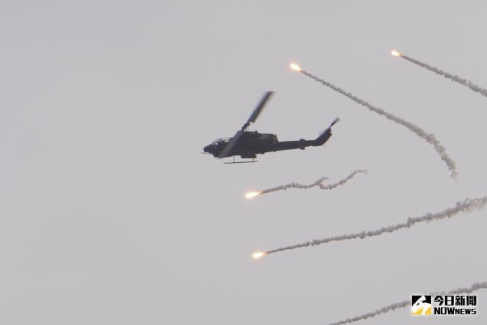 ▲漢光34號演習「聯合反空\\(機\\)降作戰演練」，AH-64D攻擊直升機對地攻擊後，投擲熱焰彈迅速脫離戰場。（圖／記者呂炯昌攝 , 2018.6.7\\)