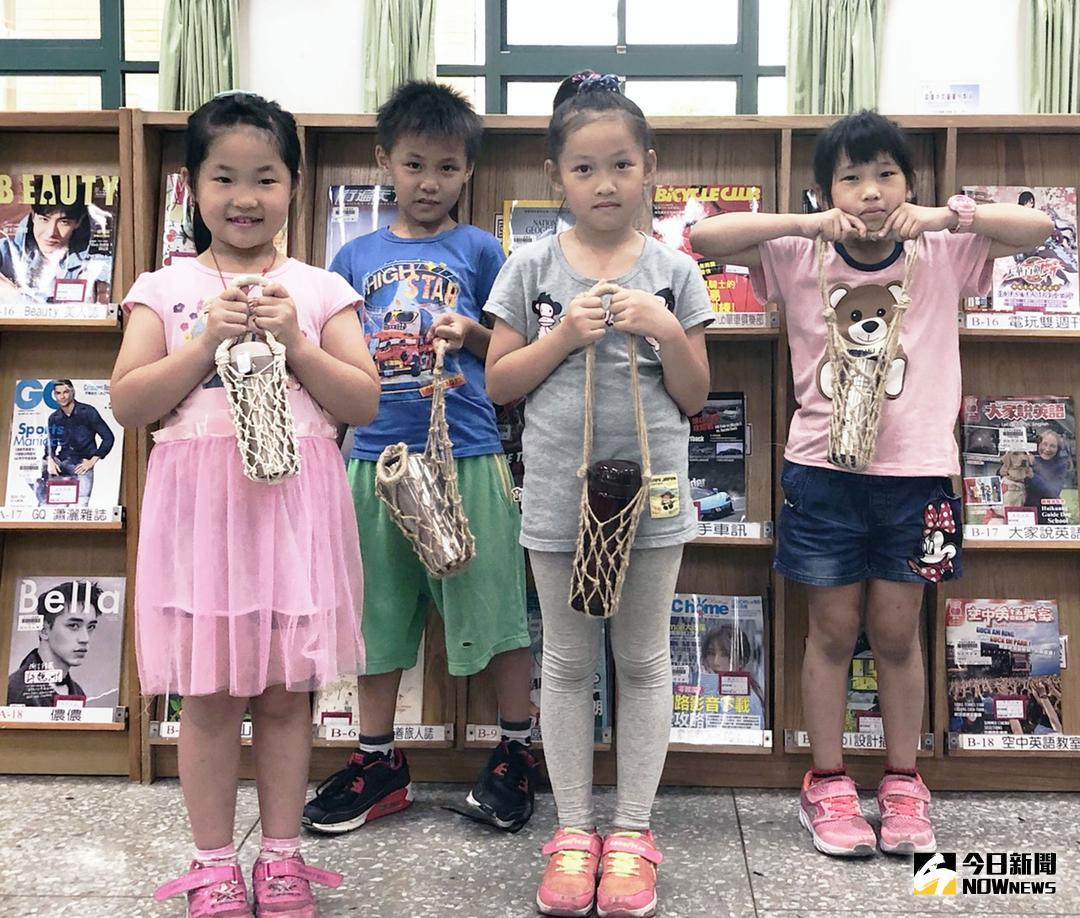 ▲新北市立圖書館石門分館教導陪讀學童利用麻繩變成獨一無二的環保提袋。（圖／記者蔡琇惠攝，2018.06.05）