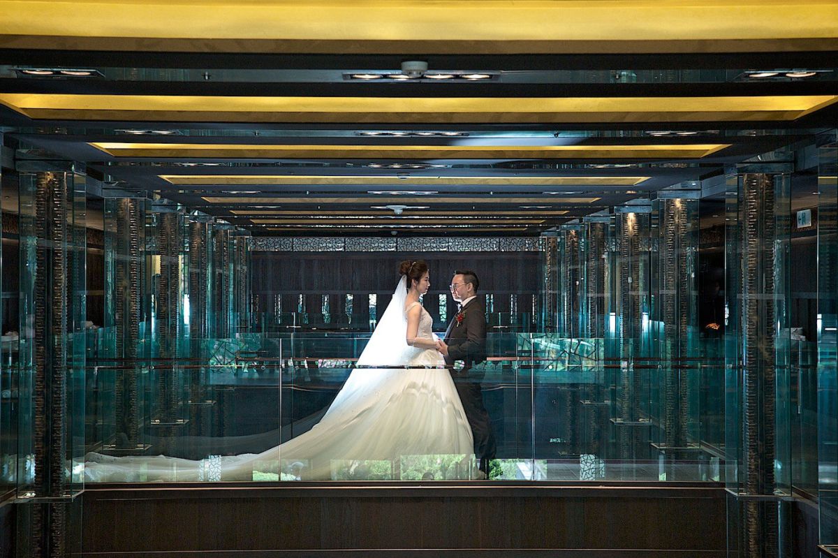 ▲華人傳統習俗中，舉辦婚宴會避開農曆 7 月，飯店業者於此期間推出促銷專案，盼吸引自主性較強的年輕族群上門。（圖／故宮晶華）