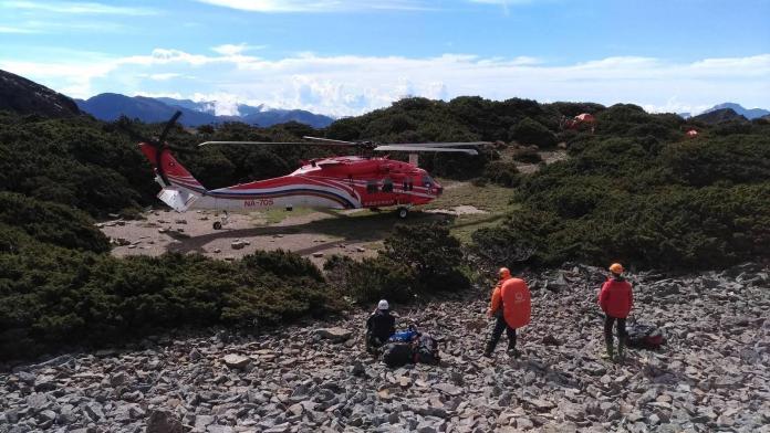 ▲直升機搭載救難人員抵達圓峰營區附近。（圖／NOWnews , 2018.06.07）